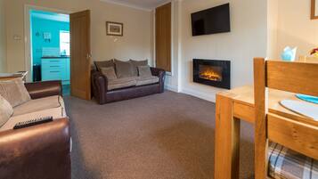 Luxury Cottage | Living area | Flat-screen TV