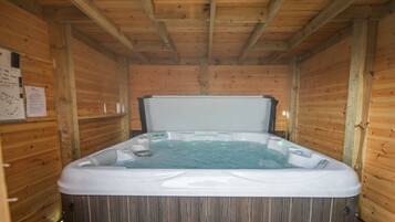 Luxury Cottage | Private spa tub