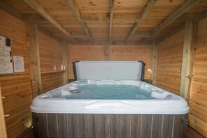 Luxury Cottage | Private spa tub