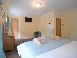 1 bedroom, iron/ironing board, internet, bed sheets