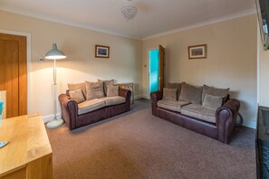 Luxury Cottage | Living area | Flat-screen TV