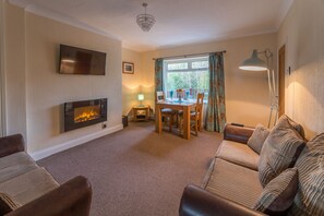 Luxury Cottage | Living area | Flat-screen TV