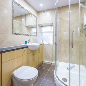 Luxury Cottage | Bathroom | Free toiletries, hair dryer, towels