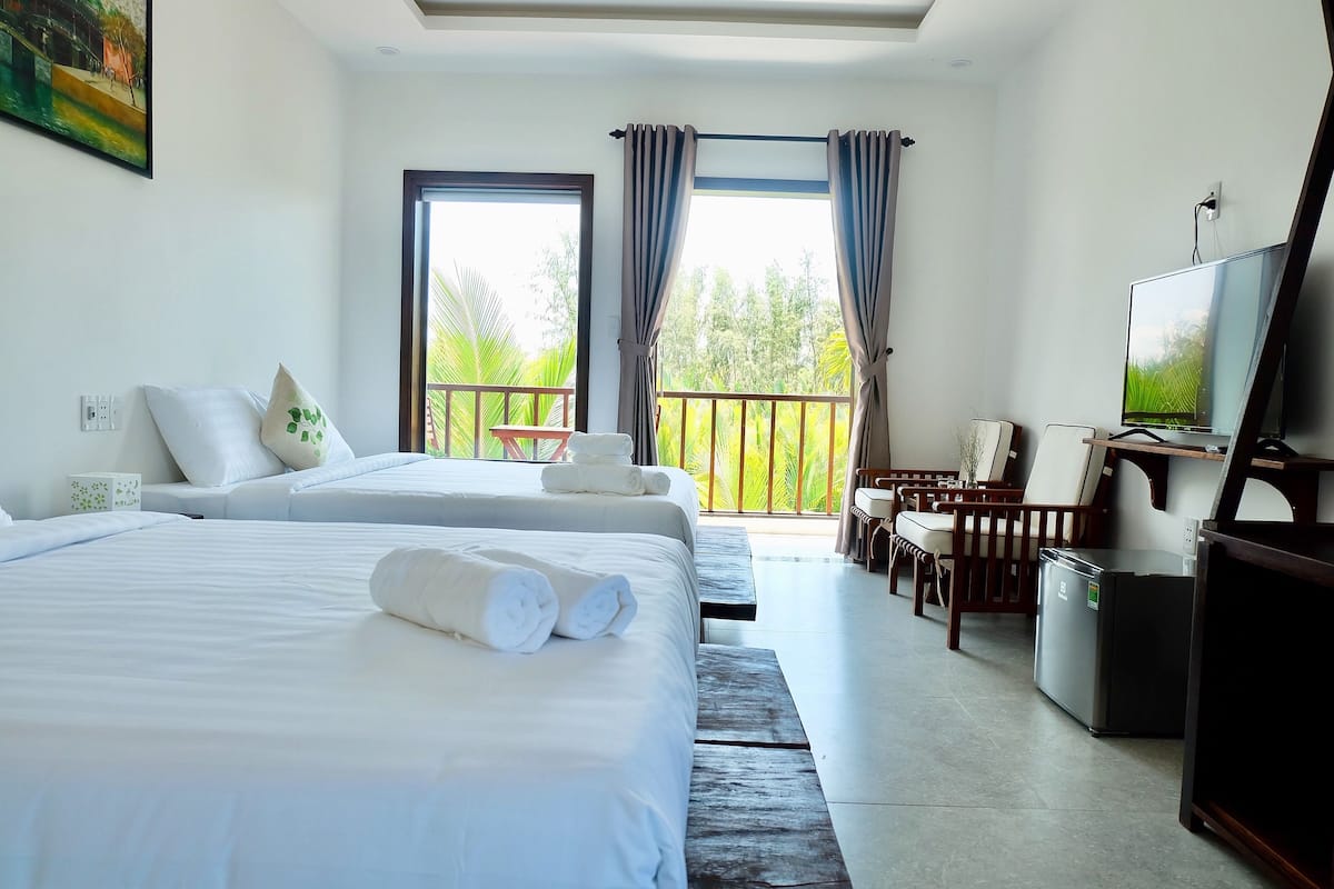 Minibar, desk, blackout drapes, soundproofing