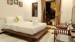 Deluxe Double Room | Bar mini, meja, langsir/tirai gelap terus, kalis bunyi 