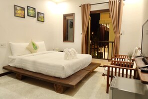 Deluxe Double Room | Minibar, desk, blackout drapes, soundproofing