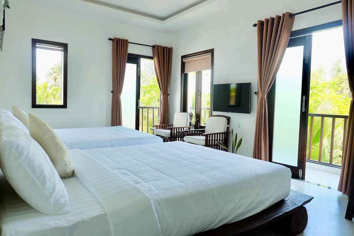 Deluxe Family Room | Minibar, desk, blackout drapes, soundproofing