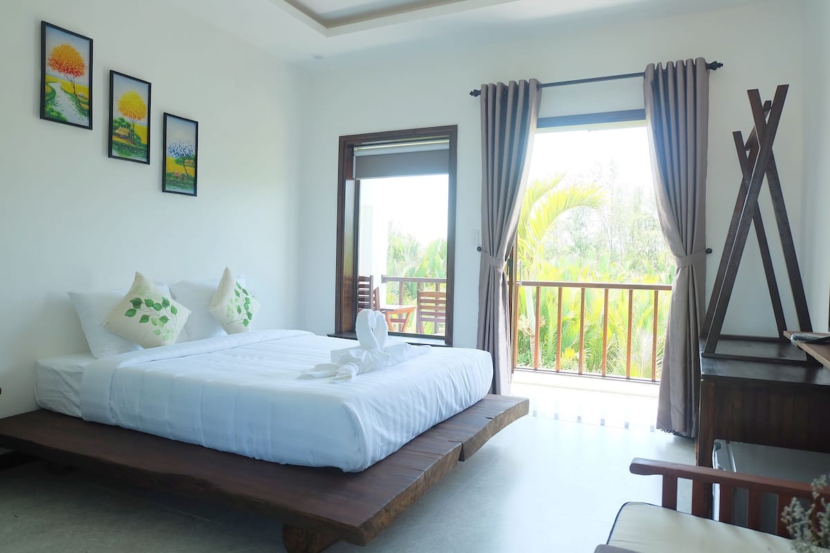 Deluxe Double Room | Minibar, desk, blackout drapes, soundproofing