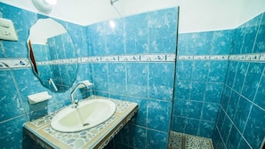 Standard Triple Room | Bathroom | Shower, rainfall showerhead, free toiletries, towels - Hotel El Manglar (Bacalar)