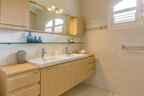 Bruser, hårtørrer, håndklæder