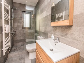 Badewanne, Haartrockner, Handtücher