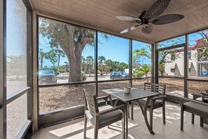 Outdoor dining - Newly Renovated Dockside 2 bed, 2 bath at Sanibel Moorings #1611 (Sanibel)