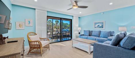 テレビ、DVD プレーヤー