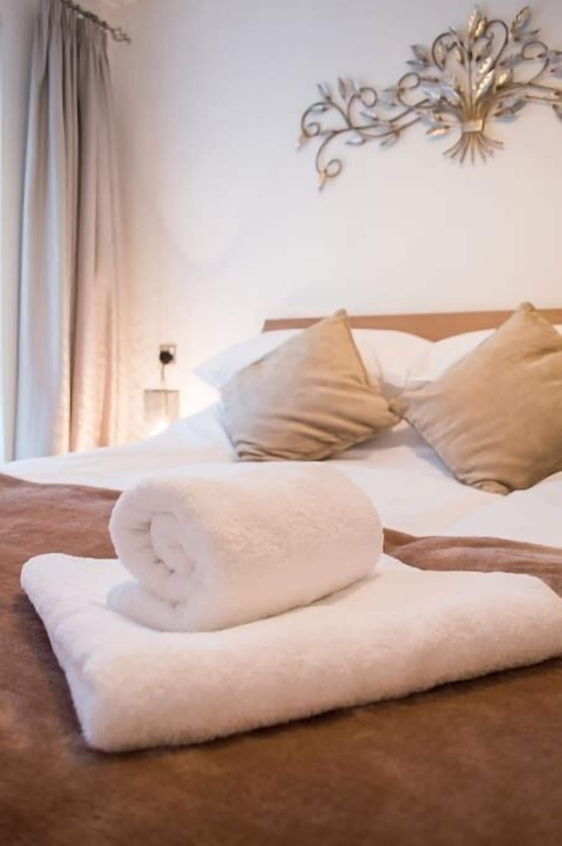 2 bedrooms, iron/ironing board, internet, bed sheets