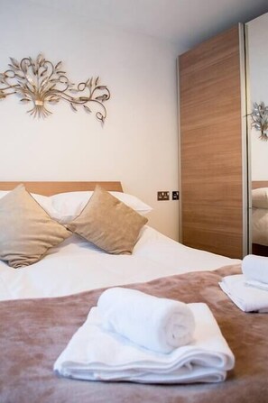 2 bedrooms, iron/ironing board, Internet, bed sheets