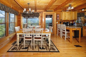 Dining - Mountain Views, Beautiful Deck, Hot Tub! Resort Pool, Fishing & Putt Putt (Sevierville)