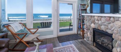 TV connectée, cheminée, lecteur de DVD, livres