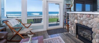 Promo! Stunning Oceanfront Condo-Private Hot Tub, WiFi, Indoor Pool & HDTV!