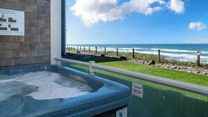 Un bain à remous avec vue sur l’océan.
