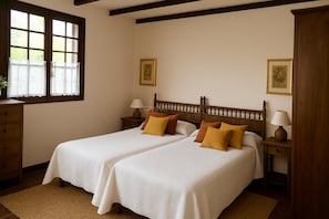 Une chambre avec deux lits, des têtes de lit en bois, des tables de chevet avec des lampes et une fenêtre avec des rideaux.