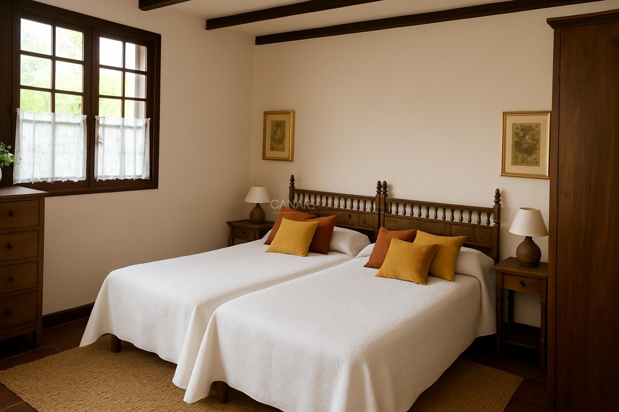 Une chambre avec deux lits, des têtes de lit en bois, des tables de chevet avec des lampes et une fenêtre avec des rideaux.