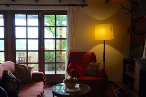 Televisión y chimenea 