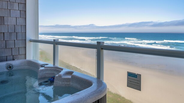 Un jacuzzi con vistas a la playa y al océano.