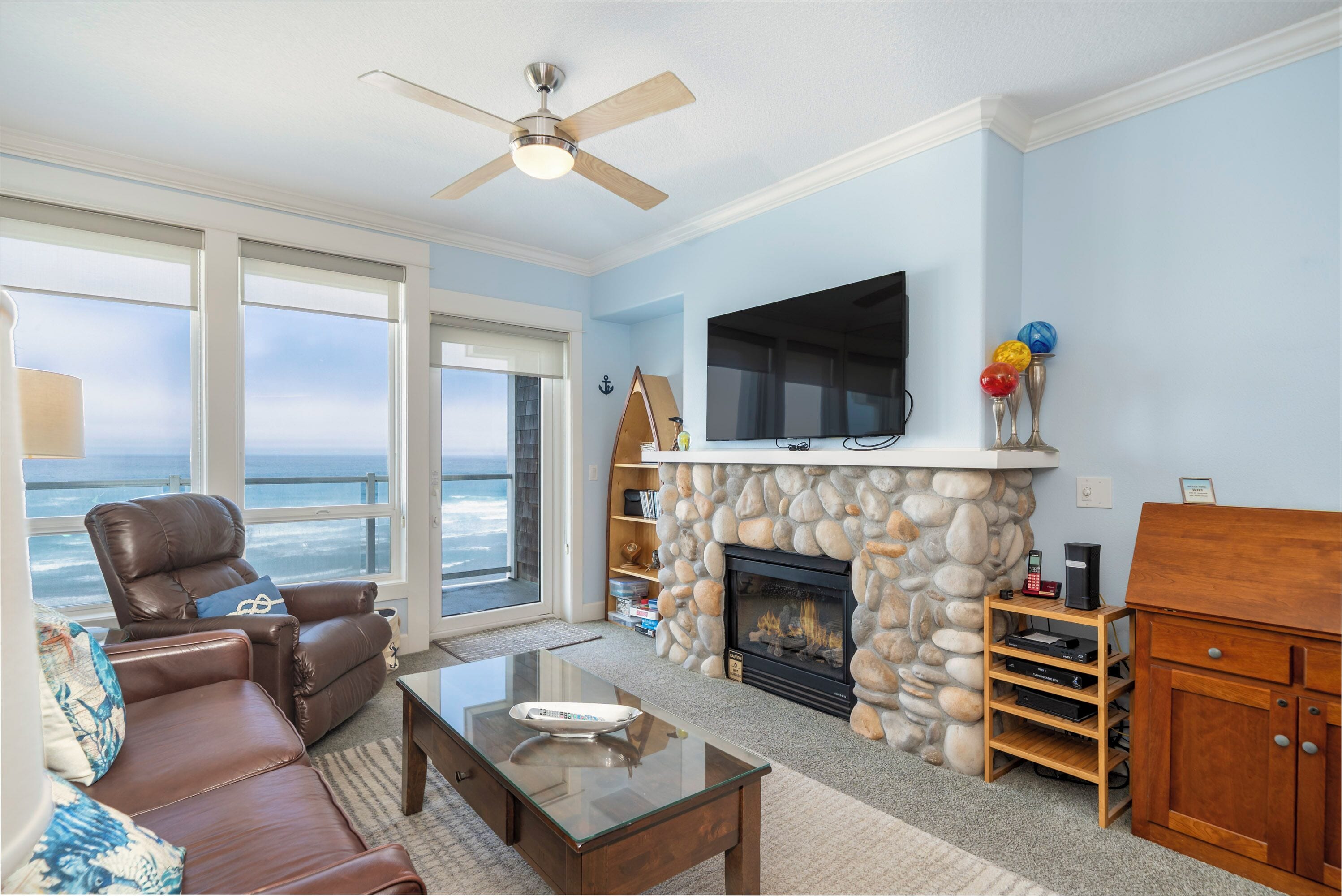 Una Smart TV, una chimenea, un reproductor de DVD