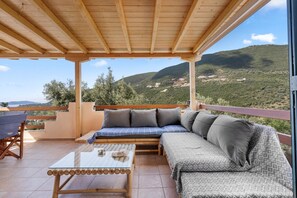 Books, stereo - Villa Giancarlo - Lovely Villa with Stone and Wood Elements in Sivota Bay (Sivota Village)