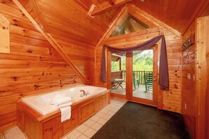 Interior - Private w/ Mountain Views! FREE Pool Access, Fishing, Putt Putt, Golf, etc. (Sevierville)