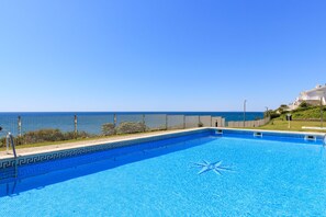 Pool - Family Holiday with spectacular sea views · UHC ARINSAL (Salou)