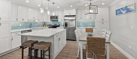 Kylskåp, mikrovågsugn, ugn och spishäll