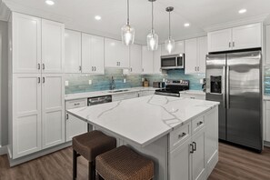 ثلاجة، ميكروويف، فرن، موقد طهي مسطح