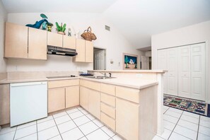 Fridge, microwave, oven, stovetop - SWISS 41 - Golf Course (Clermont)