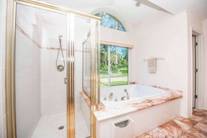 Douche, séchoir à cheveux, serviettes fournies