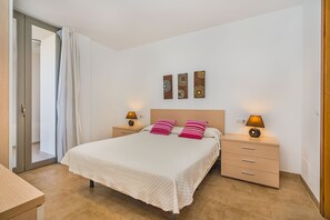 3 slaapkamers, een strijkplank/strijkijzer, gratis wifi, beddengoed