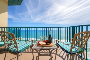Outdoor dining - Penthouse, 2500 sqft, Wrap-Around Balconies, 10' Ceilings (Destin)