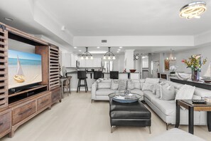 Smart TV, DVD player - Penthouse, 2500 sqft, Wrap-Around Balconies, 10' Ceilings (Destin)
