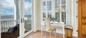 Beautiful Pet Friendly Ocean Front House with views of Jekyll and Atlantic!
