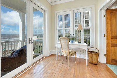 Beautiful Pet Friendly Ocean Front House with views of Jekyll and Atlantic!