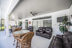 Outdoor dining - SWISS 56 - Lake Denise (Clermont)