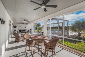 Outdoor dining - SWISS 56 - Lake Denise (Clermont)