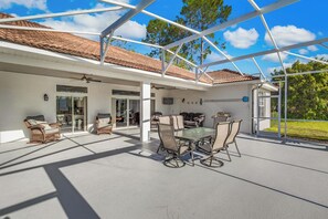 Outdoor dining - SWISS 56 - Lake Denise (Clermont)