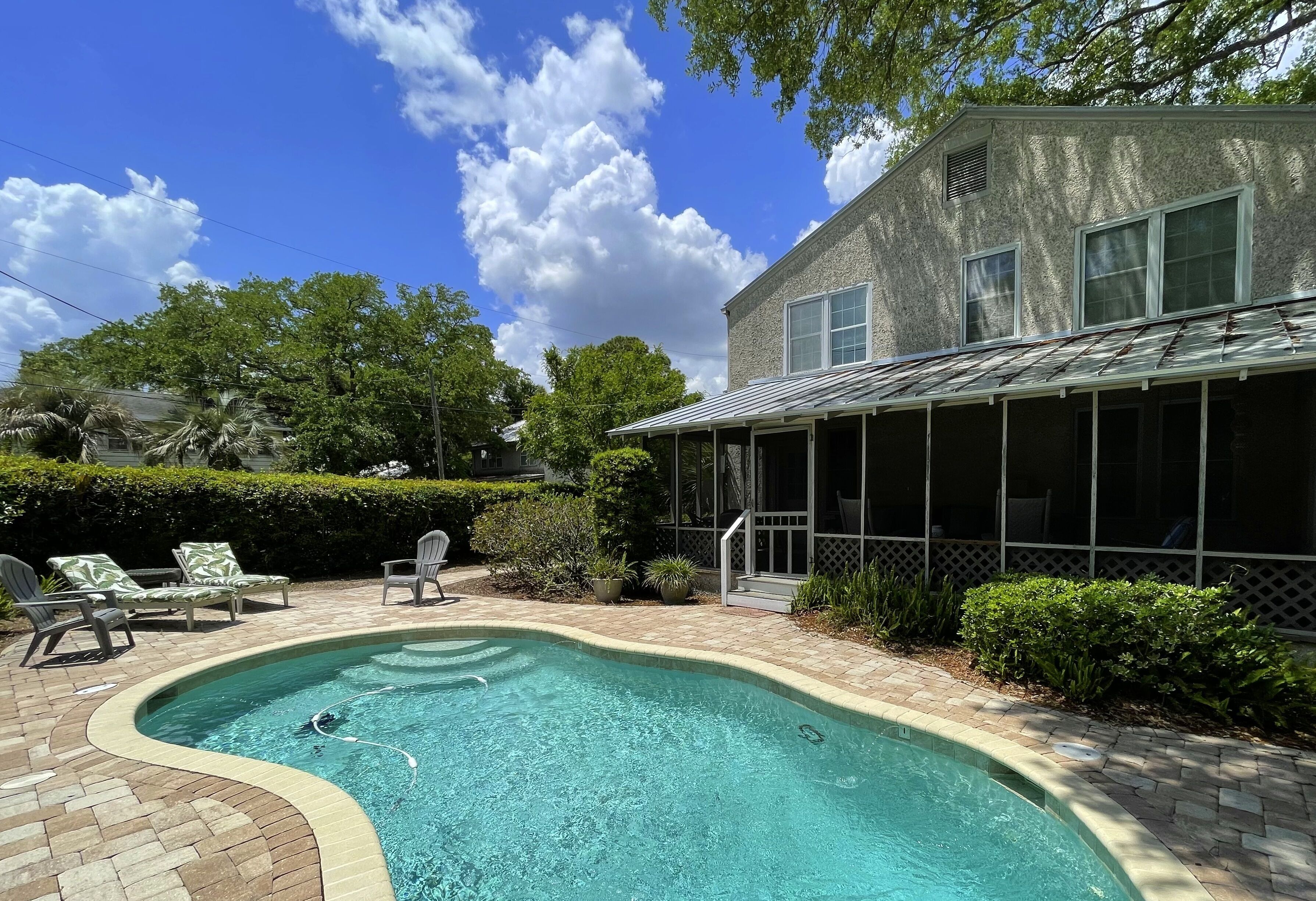 Pet Friendly, Private Pool, Right by the Beach!