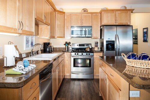 Promo! Oceanfront Condo with Private Hot Tub, Indoor Pool, Free Wifi and More!