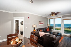 Smart-TV, peis, DVD-spiller og bøker