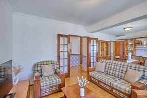 Smart-TV, BĂŒcher, Stereoanlage