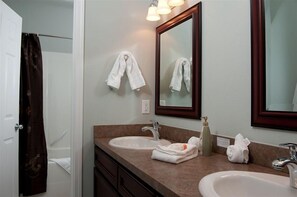 Tina con regadera, secadora de cabello, toallas, jabón