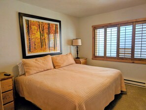 2 عدّة غرف نوم ومكواة/لوح كي وخدمة الإنترنت وملاءات أسرّة