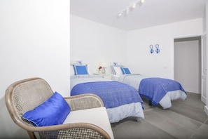 Schreibtisch, Bügeleisen/Bügelbrett, Reisekinderbett, WLAN